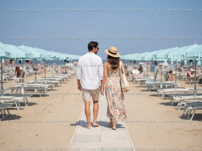 Coppia in passeggiata su una spiaggia di Rimini nella Riviera Romagnola