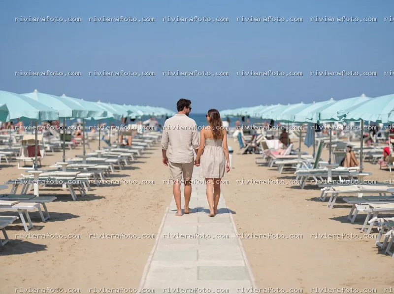 Passeggiata di coppia sulla spiaggia di Rimini nella Riviera Romagnola