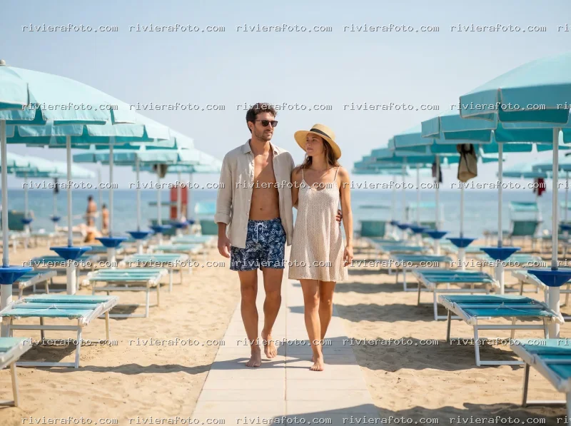 Coppia sulla spiaggia di Rimini in Riviera Romagnola