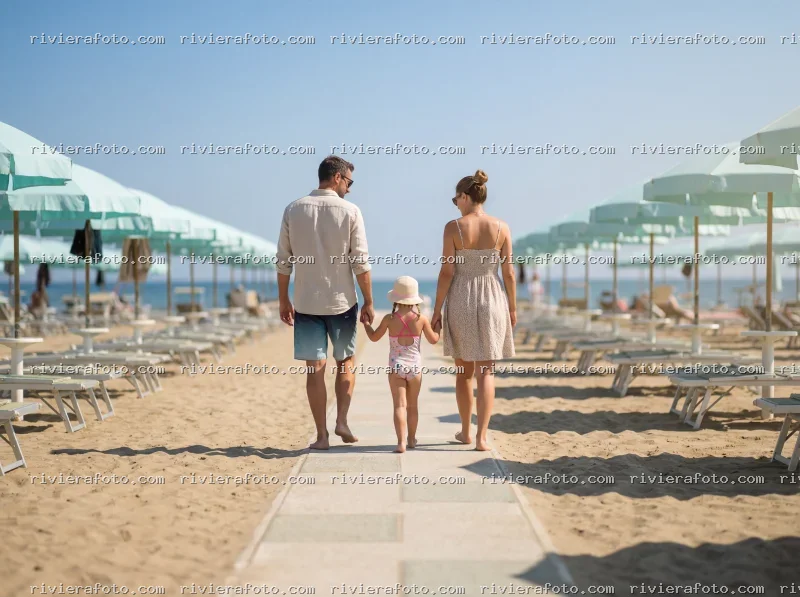Famiglia sulla spiaggia di Rimini sulla Riviera Romagnola