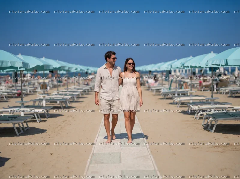 Coppia in passeggiata sulla spiaggia di Rimini nella Riviera Romagnola