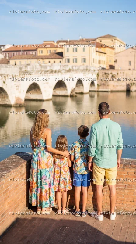 Famiglia in visita al Ponte di Tiberio a Rimini