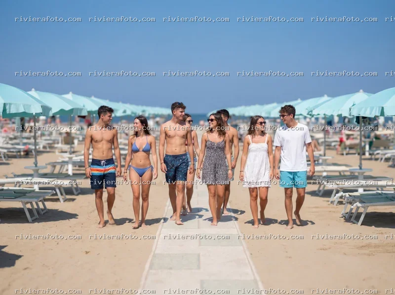 Gruppo di giovani in spiaggia a Rimini sulla Riviera Romagnola