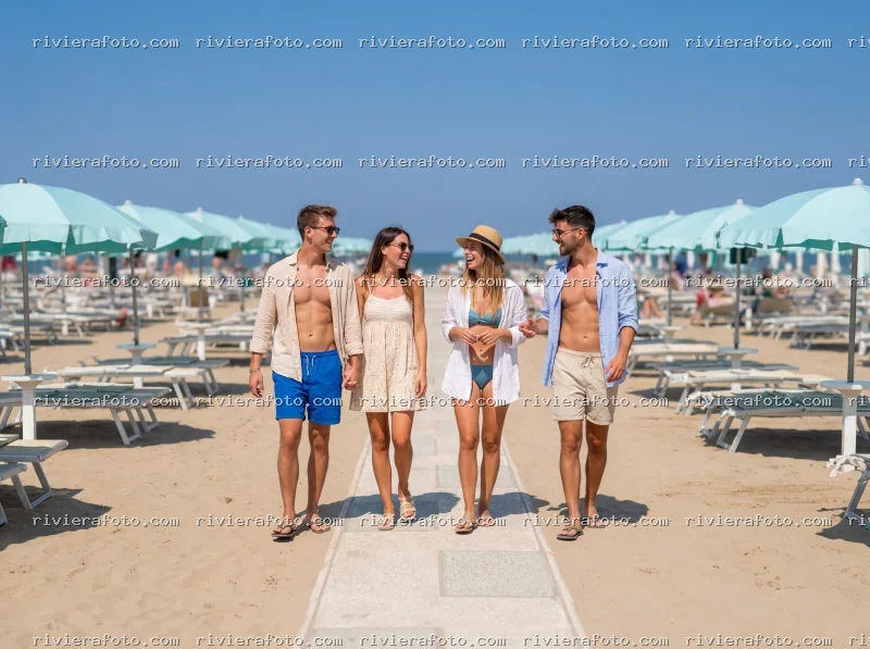 Gruppo di amici in spiaggia a Rimini sulla Riviera Romagnola