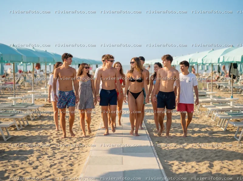 Gruppo di giovani in spiaggia a Rimini sulla Riviera Romagnola