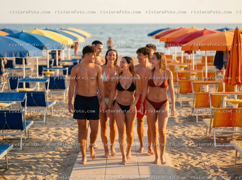 Giovani sulla spiaggia di Rimini sulla Riviera Romagnola