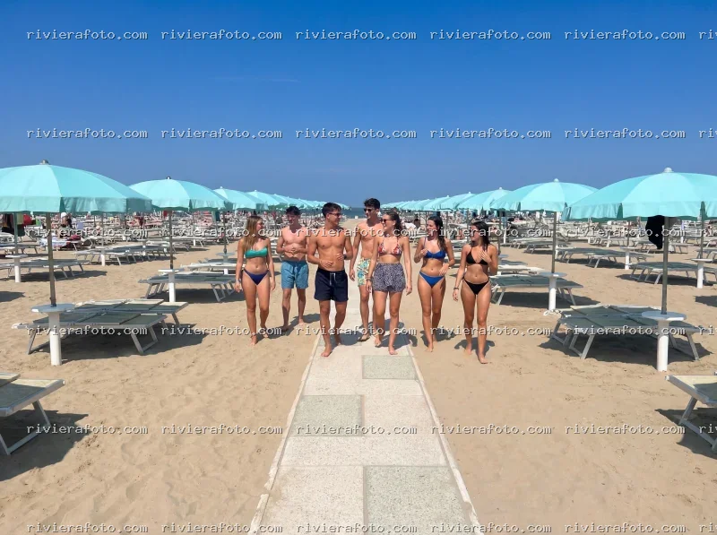Spiaggia attrezzata a Rimini sulla Riviera Romagnola con bagnanti