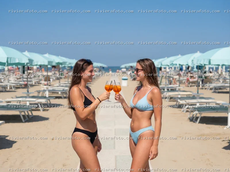 Relax e brindisi sulla spiaggia di Rimini nella Riviera Romagnola