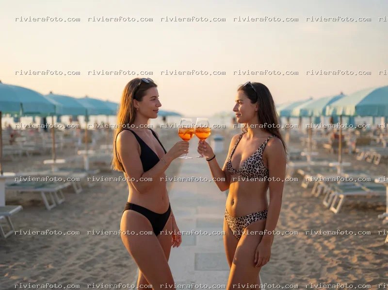Aperitivo al tramonto sulle spiagge di Rimini nella Riviera Romagnola