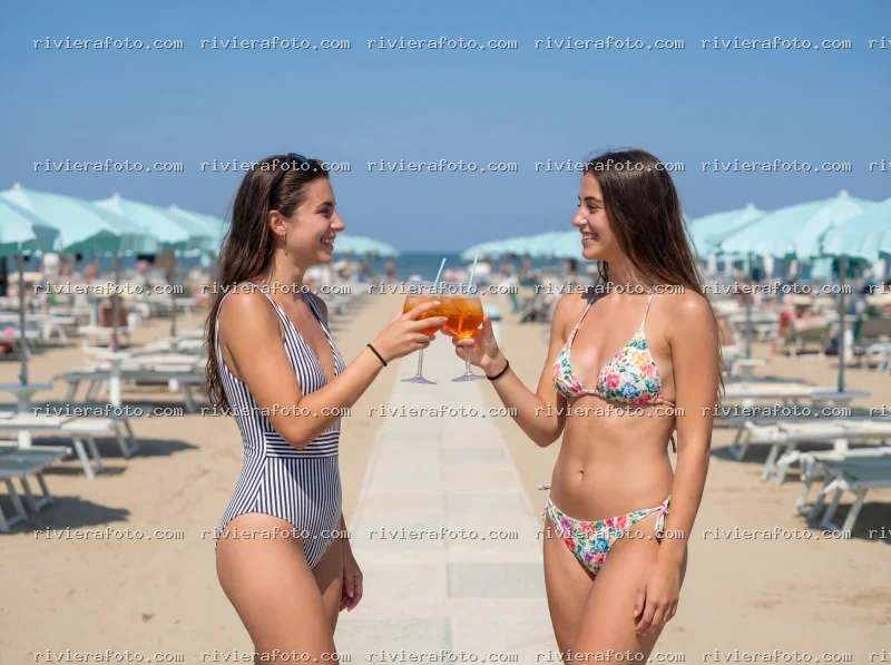 Brindisi Estivo sulla Spiaggia di Rimini nella Riviera Romagnola