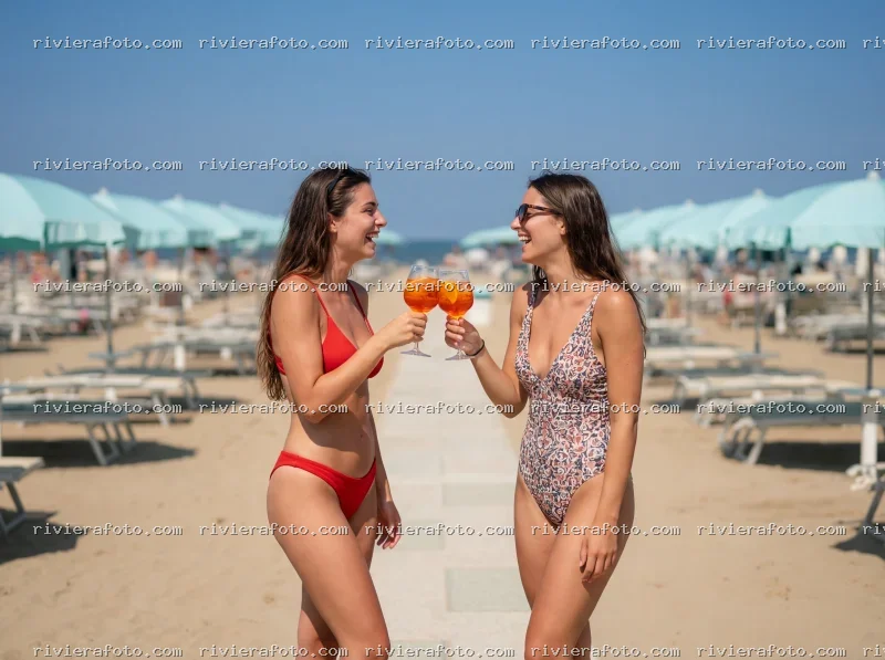 Brindisi estivo sulla spiaggia di Rimini nella Riviera Romagnola