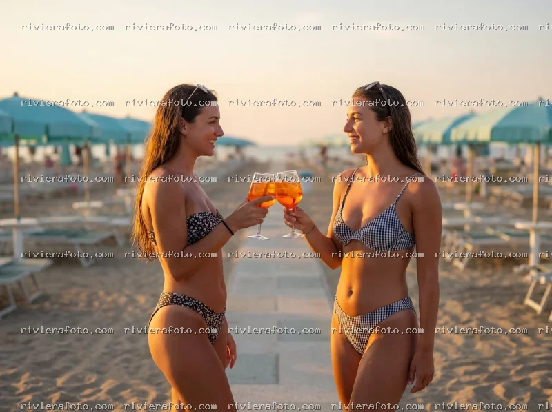 Aperitivo al tramonto sulla spiaggia di Rimini nella Riviera Romagnola