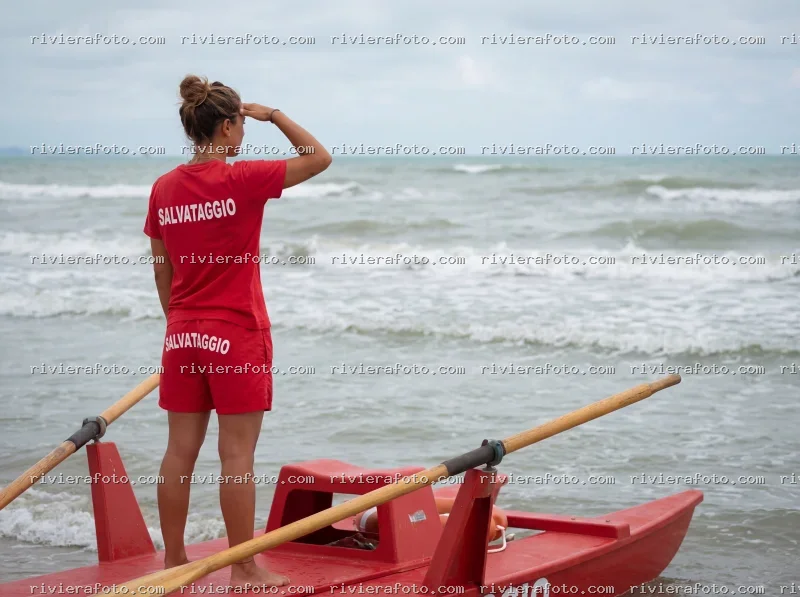 Bagnina in servizio sulla Spiaggia di Rimini nella Riviera Romagnola