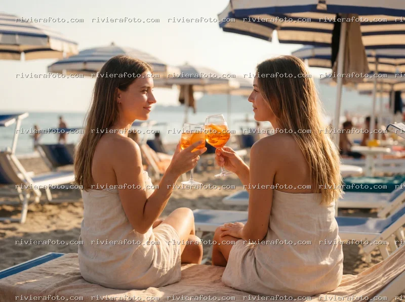 Brindisi al tramonto sulle spiagge di Rimini nella Riviera Romagnola