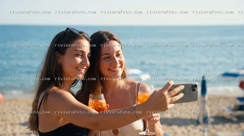 Amiche in relax sulla spiaggia di Rimini nella Riviera Romagnola