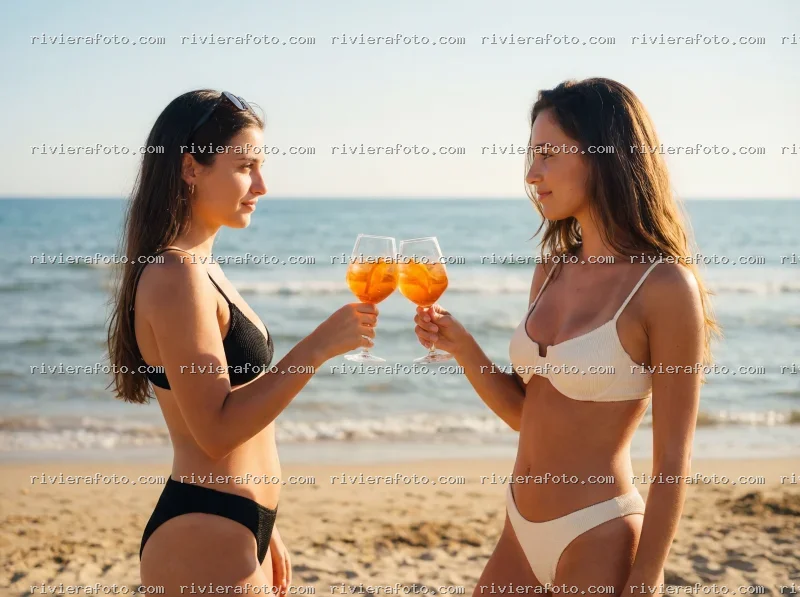Brindisi in spiaggia al tramonto sulla Riviera Romagnola a Rimini