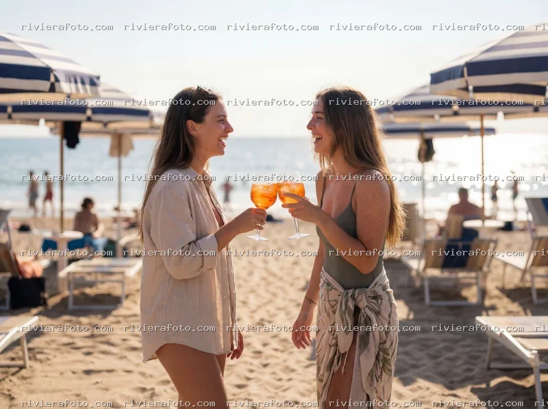 Brindisi estivo sulla spiaggia di Rimini sulla Riviera Romagnola