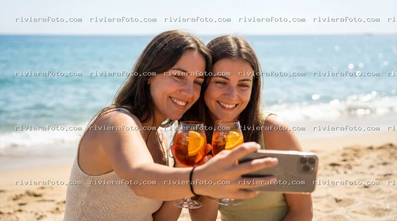 Selfie in spiaggia con Spritz sulla Riviera Romagnola a Rimini