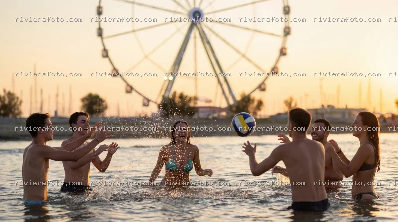 Divertimento in Spiaggia al Tramonto con Vista sulla Ruota Panoramica a Rimini