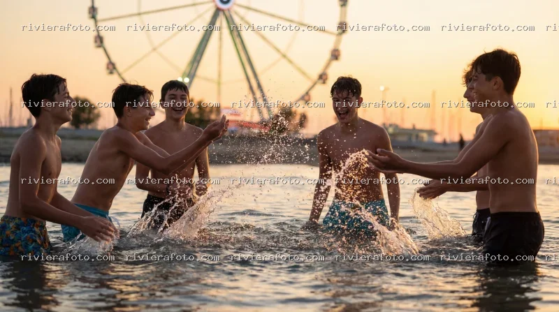 Divertimento estivo sulla spiaggia di Rimini sulla Riviera Romagnola con ruota panoramica