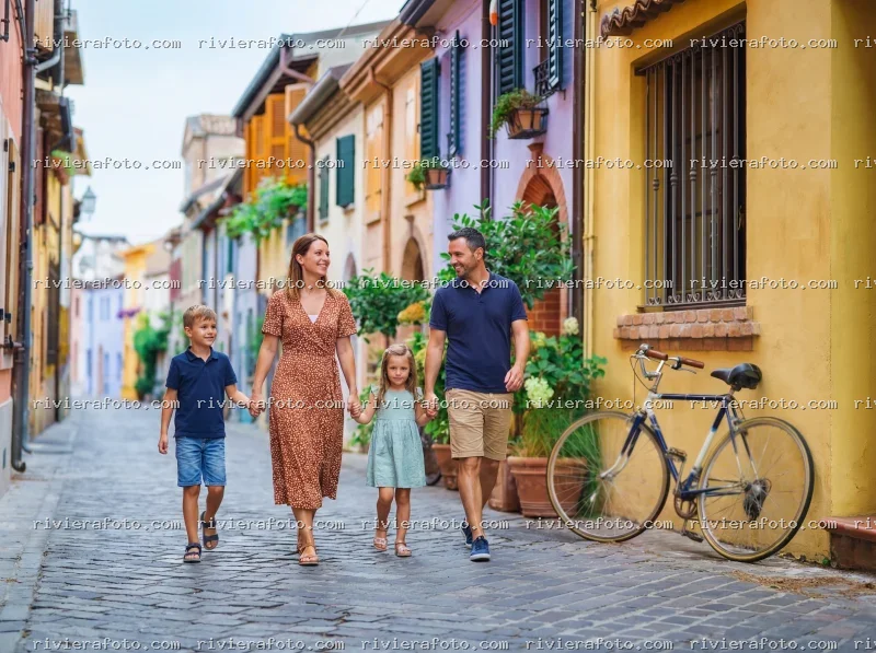 Famiglia in Passeggiata tra le Vie Storiche del Borgo San Giuliano
