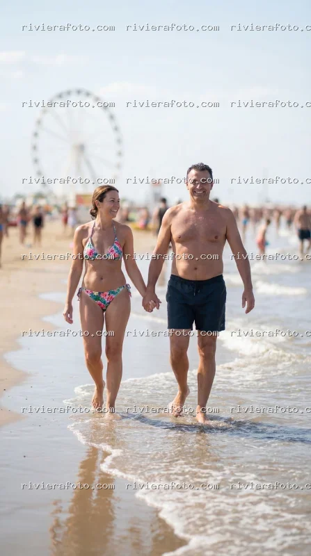 Passeggiata di coppia sulla spiaggia di Rimini sulla Riviera Romagnola