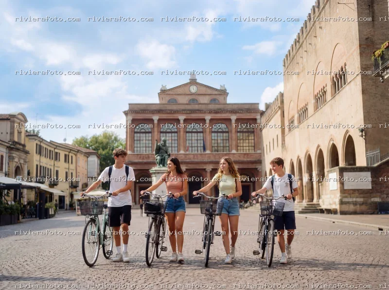 Giovani ciclisti in Piazza Cavour a Rimini
