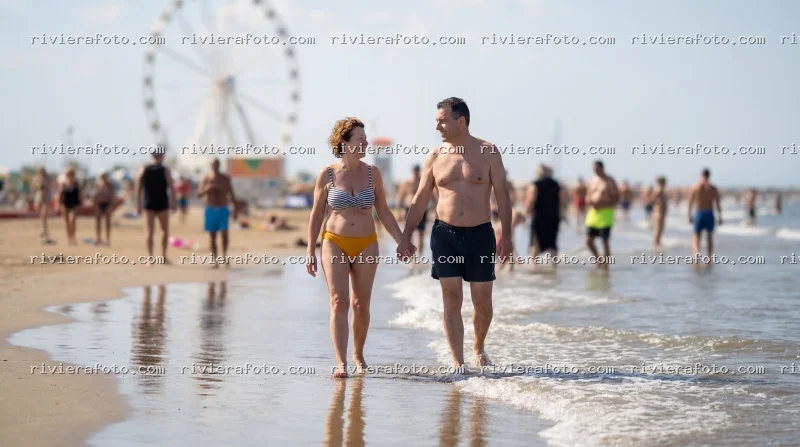 Coppia in spiaggia a Rimini con Ruota Panoramica