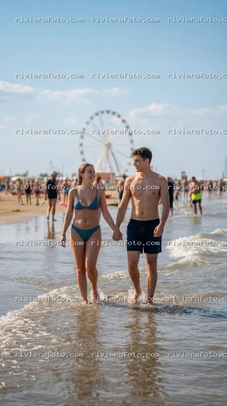 Coppia in spiaggia a Rimini con vista sulla Ruota Panoramica
