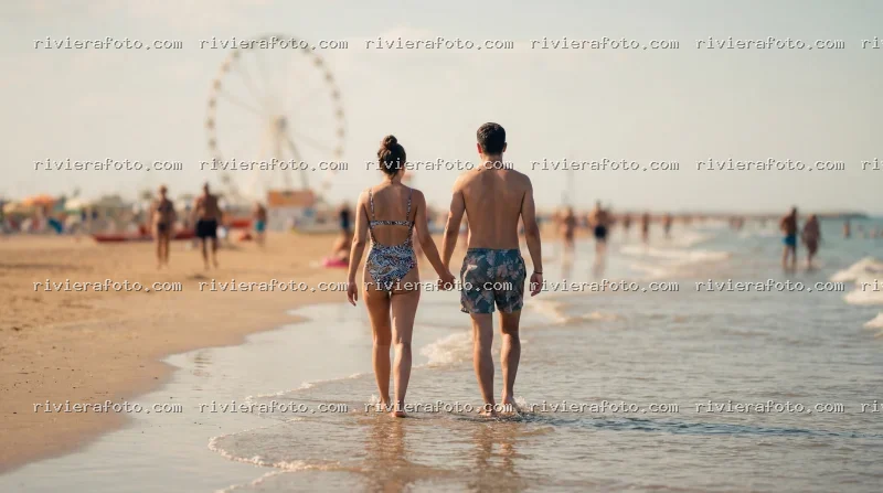 Passeggiata sulla spiaggia con vista sulla Ruota Panoramica a Rimini