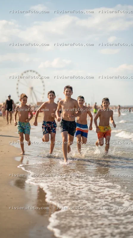 Bambini in corsa sulla spiaggia di Rimini con Ruota Panoramica