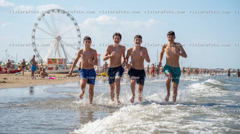 Divertimento estivo sulla spiaggia di Rimini con ruota panoramica