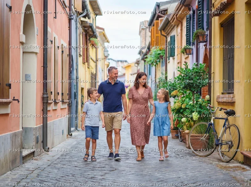 Famiglia in passeggiata nel Borgo San Giuliano