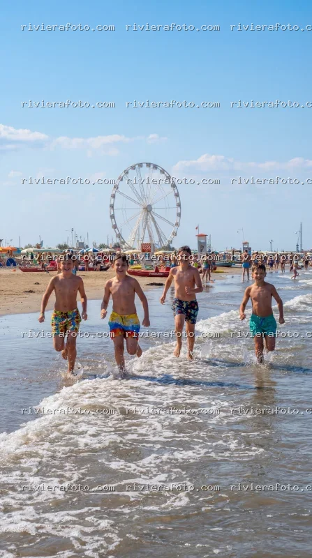 Bambini in festa sulla spiaggia di Rimini con ruota panoramica