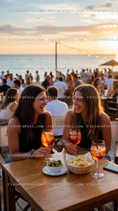 Aperitivo al tramonto sulla spiaggia in Riviera Romagnola