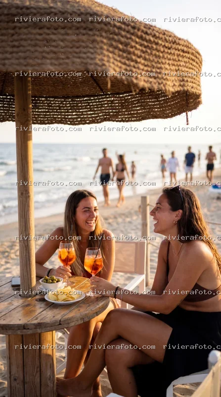 Aperitivo al tramonto sulla spiaggia della Riviera Romagnola