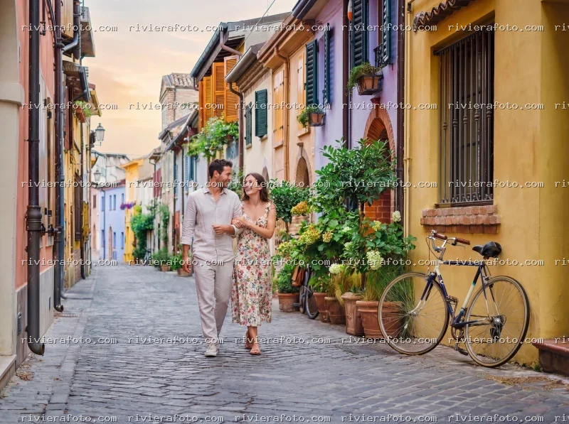 Coppia in un suggestivo vicolo colorato del Borgo San Giuliano