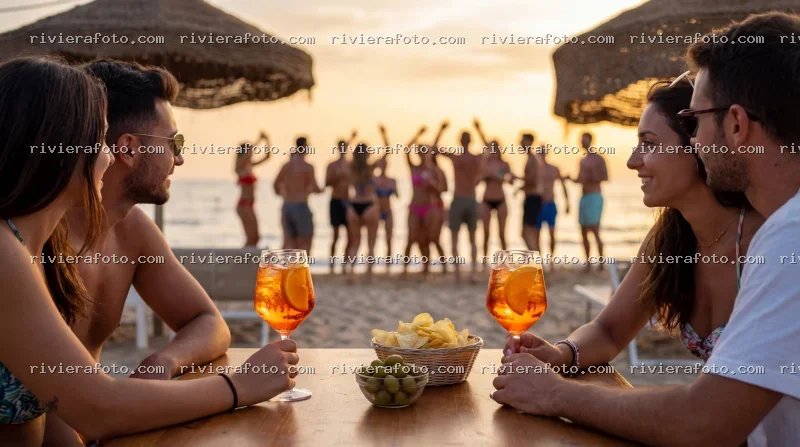 Aperitivo al tramonto sulla spiaggia della Riviera Romagnola