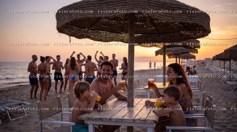 Tramonto estivo su una spiaggia della Riviera Romagnola
