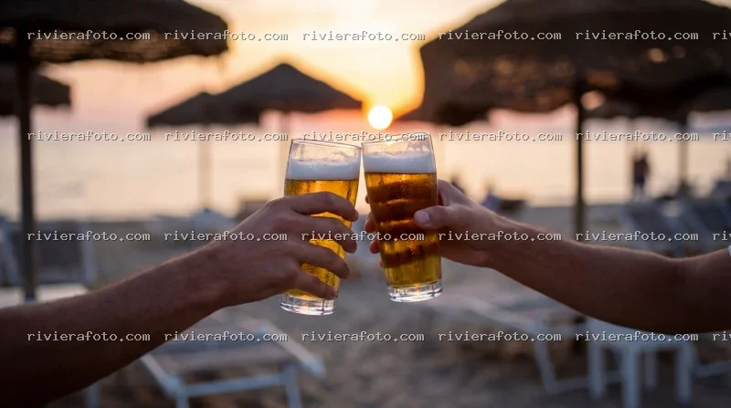 Brindisi al tramonto sulla spiaggia romagnola