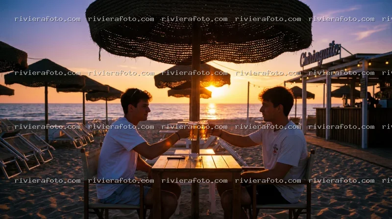 Brindisi al tramonto sulla spiaggia della Riviera Romagnola