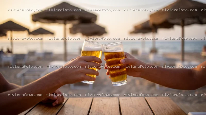Brindisi al tramonto sulla spiaggia della Riviera Romagnola