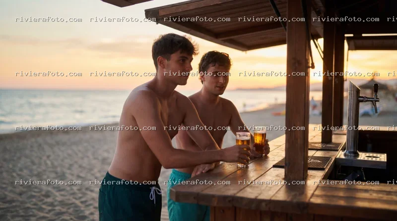 Aperitivo al tramonto in un bar sulla spiaggia della Riviera Romagnola