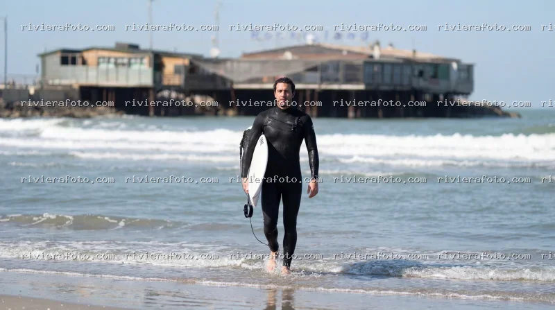 Surfista con vista sul Rockisland di Rimini