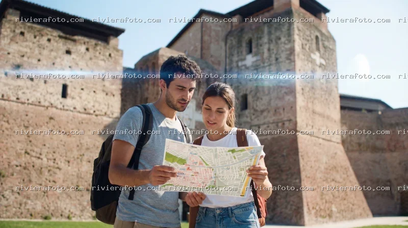 Turisti al Castel Sismondo di Rimini con mappa