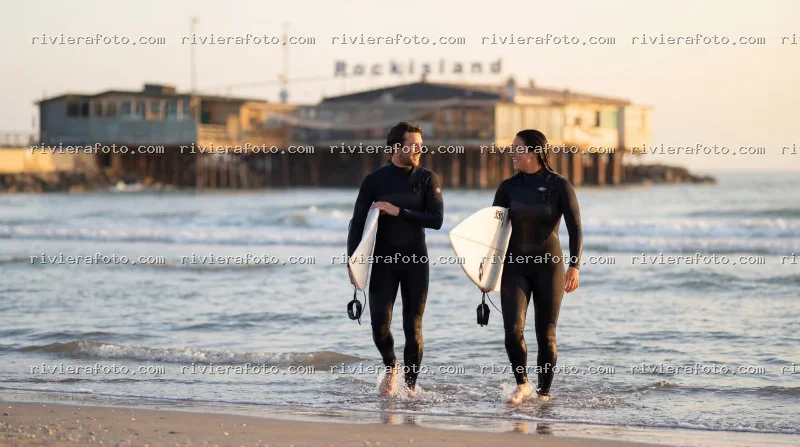 Surfers al tramonto con vista sul Rockisland di Rimini