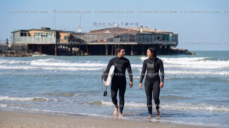 Passeggiata di surfisti al Rockisland di Rimini