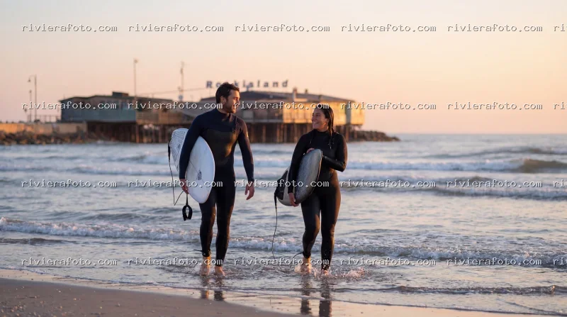 Surfisti al tramonto sulla spiaggia di Rimini con il Rockisland