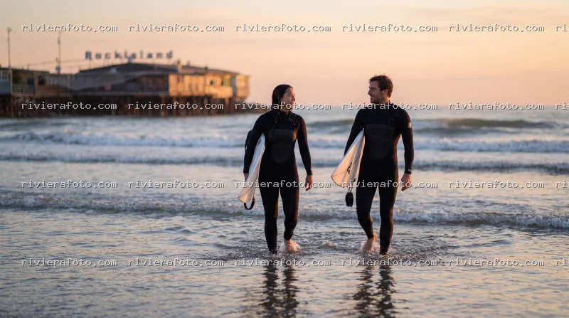 Surfer al tramonto con struttura ‘Rockisland’