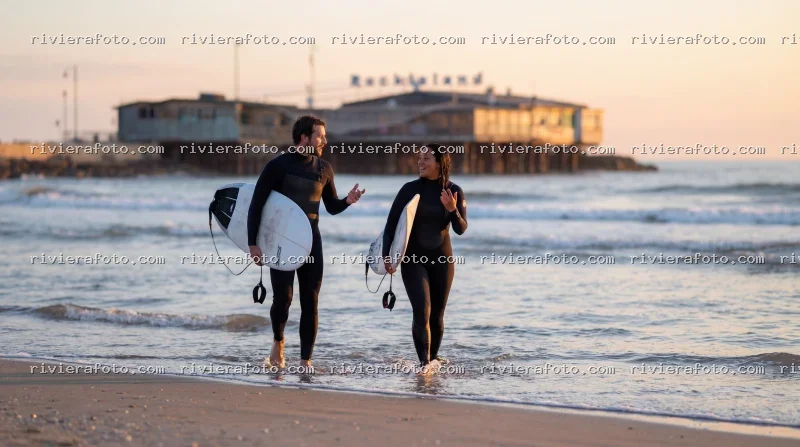 Surfers al tramonto sul lungomare di Rimini